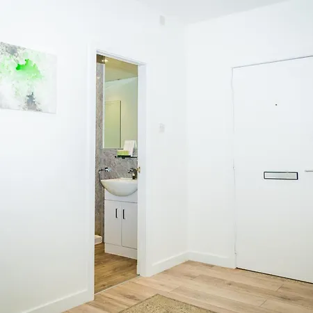 Central Serviced Apartments - 2 Bedroom - Walk Away From City Centre & Universities - Sleeps 4 - 3 X Double Beds - Smart Tvs In All Rooms - Short Term Stays Welcome - Walk Away From Train & Bus Station - Preferred Location For Short Stay In Dundee Exterior photo