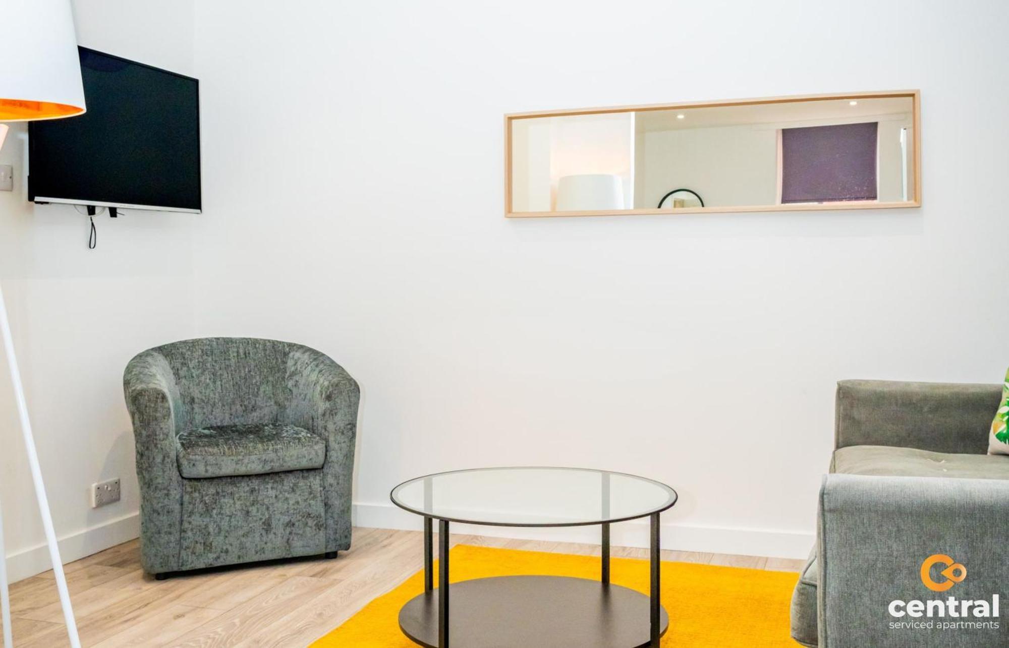 Serviced - 2 Bedroom - Walk Away From Centre & Universities - Sleeps 4 - 3 X Double Beds - Smart Tvs In - Short Term Welcome - Walk Away From Train & Bus Station - Preferred Location For Short In *