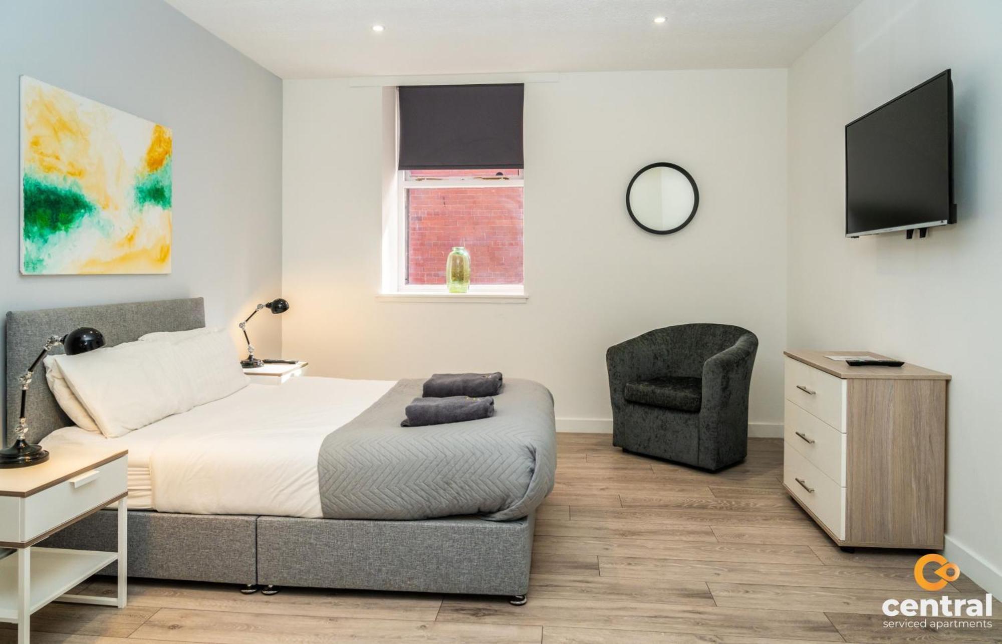 Serviced - 2 Bedroom - Walk Away From Centre & Universities - Sleeps 4 - 3 X Double Beds - Smart Tvs In - Short Term Welcome - Walk Away From Train & Bus Station - Preferred Location For Short In *