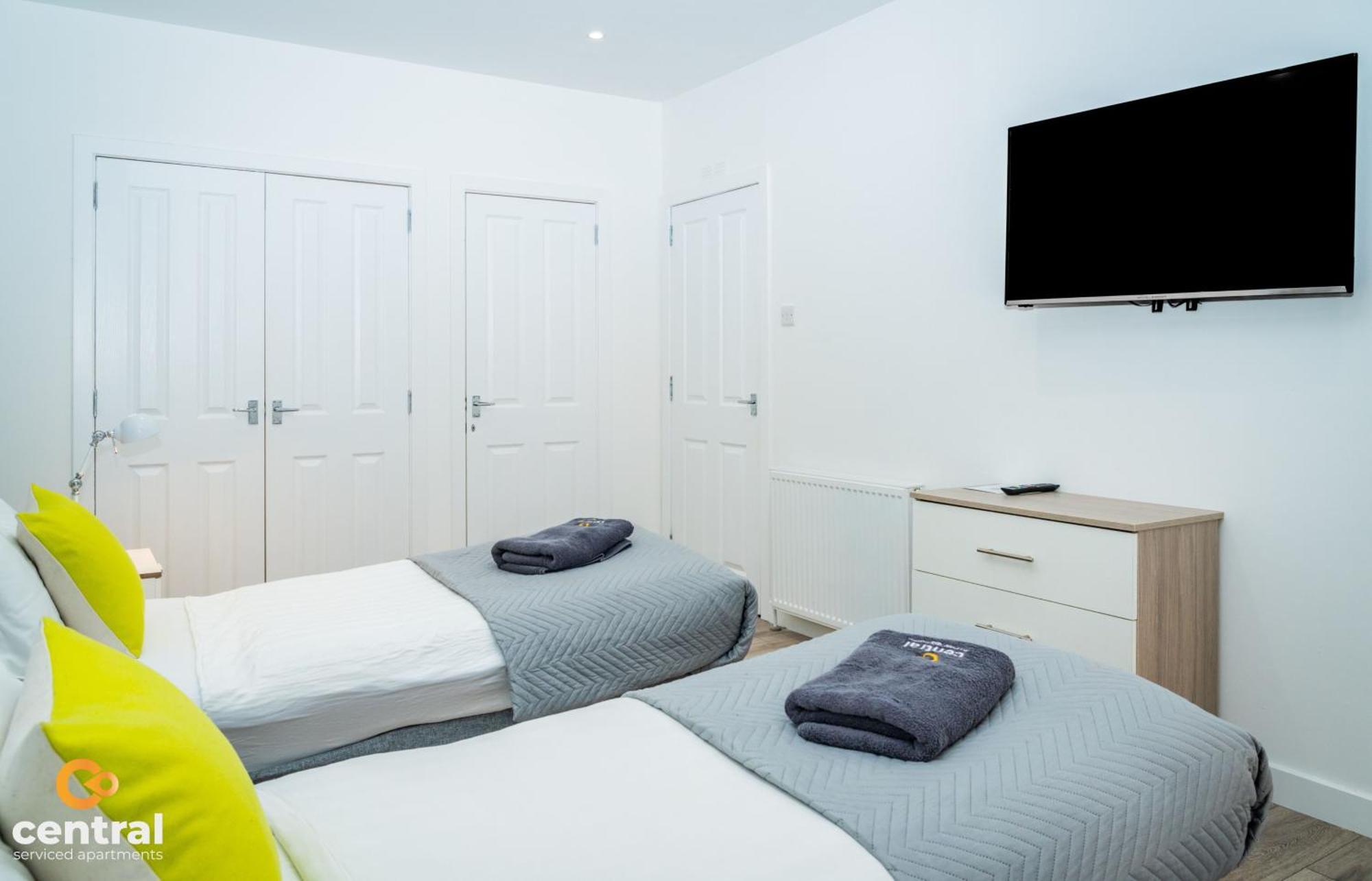Апартаменты Serviced - 2 Bedroom - Walk Away From Centre & Universities - Sleeps 4 - 3 X Double Beds - Smart Tvs In - Short Term Welcome - Walk Away From Train & Bus Station - Preferred Location For Short In