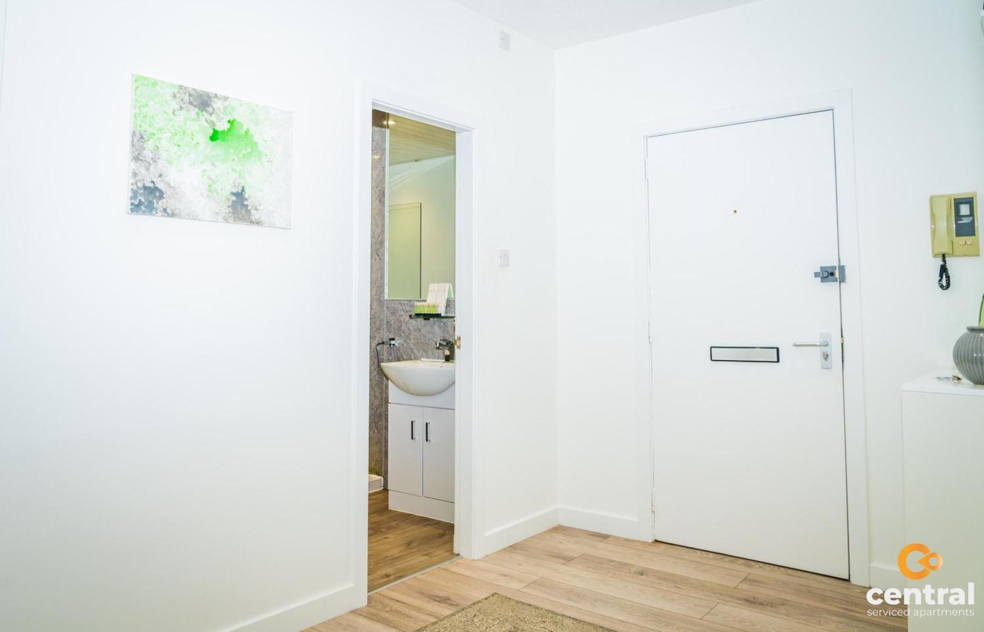 Serviced - 2 Bedroom - Walk Away From Centre & Universities - Sleeps 4 - 3 X Double Beds - Smart Tvs In - Short Term Welcome - Walk Away From Train & Bus Station - Preferred Location For Short In *