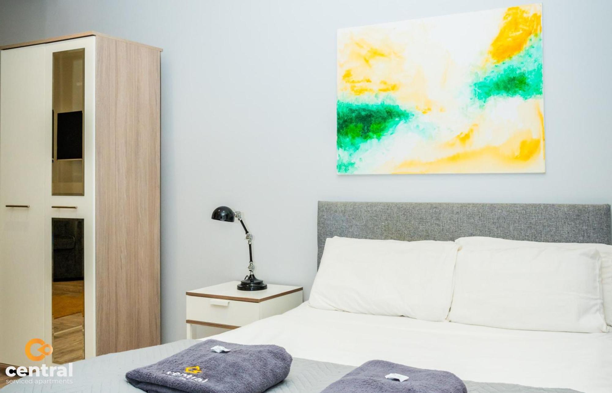 Serviced - 2 Bedroom - Walk Away From Centre & Universities - Sleeps 4 - 3 X Double Beds - Smart Tvs In - Short Term Welcome - Walk Away From Train & Bus Station - Preferred Location For Short In Апартаменты